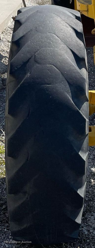 image for item LJ9573 Caterpillar  rigid frame motor grader