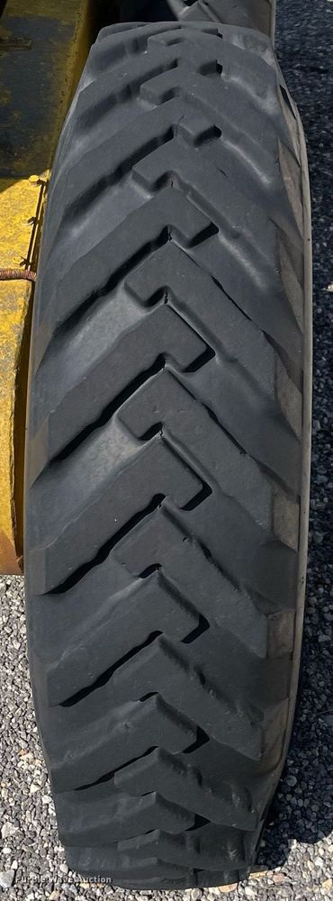 image for item LJ9573 Caterpillar  rigid frame motor grader