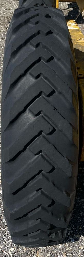 image for item LJ9573 Caterpillar  rigid frame motor grader