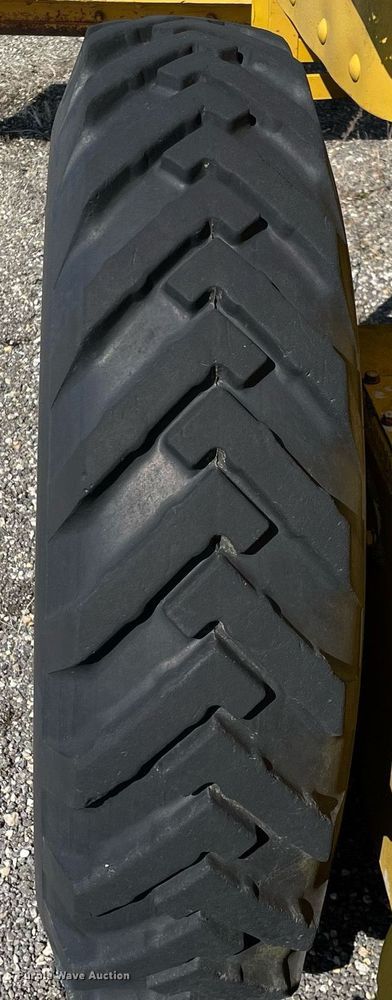 image for item LJ9573 Caterpillar  rigid frame motor grader