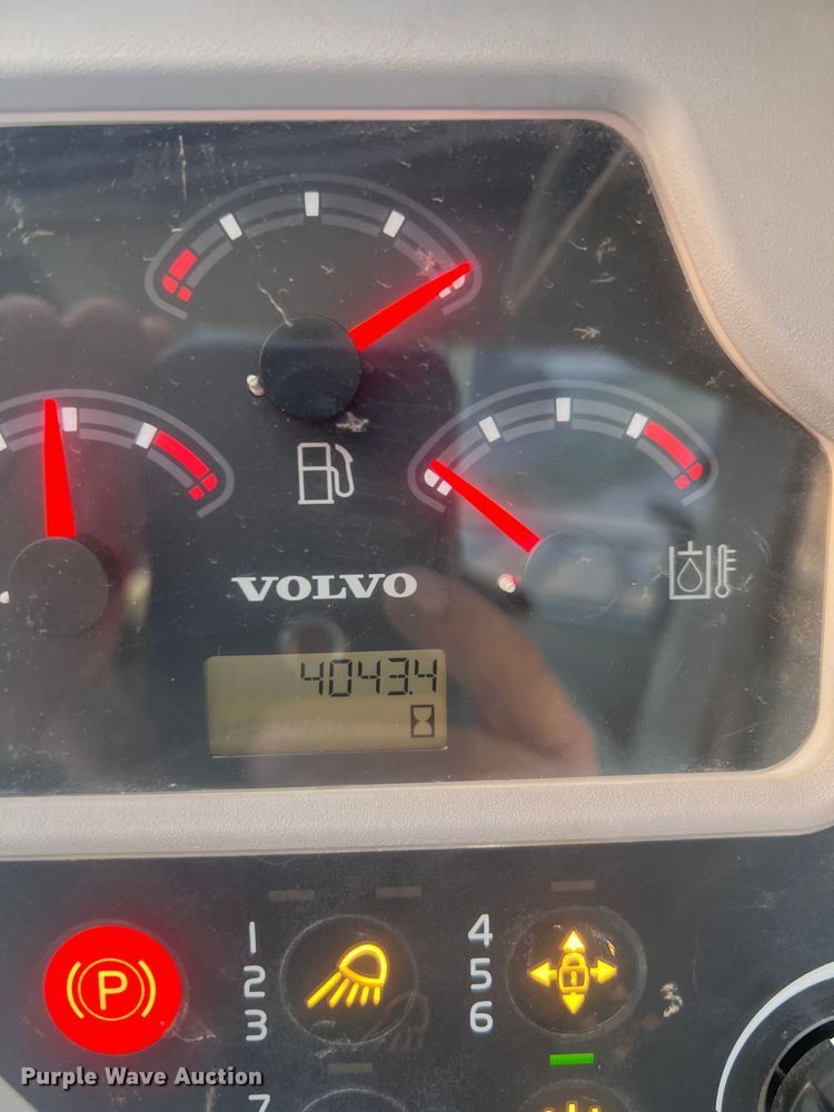 image for item LJ9575 Volvo MC125C  tracked skid steer loader