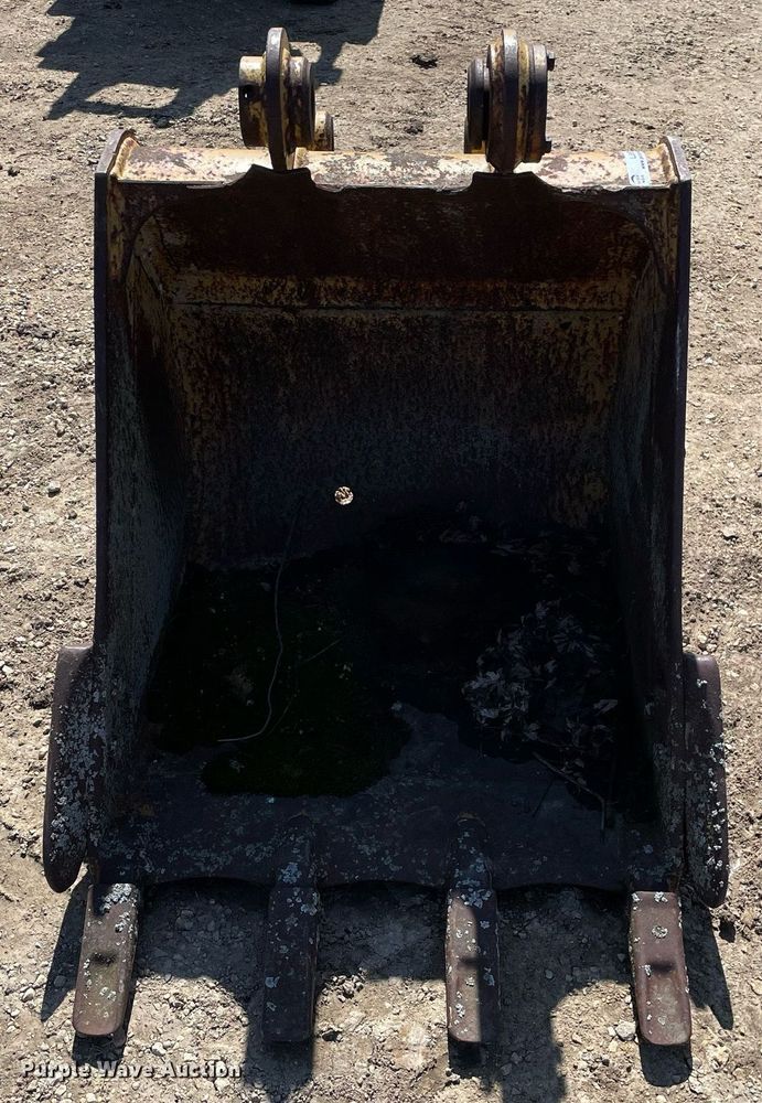 image for item LJ9579 32" W excavator bucket