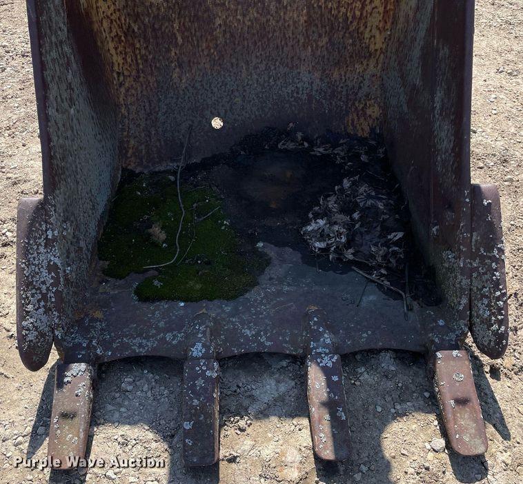 image for item LJ9579 32" W excavator bucket