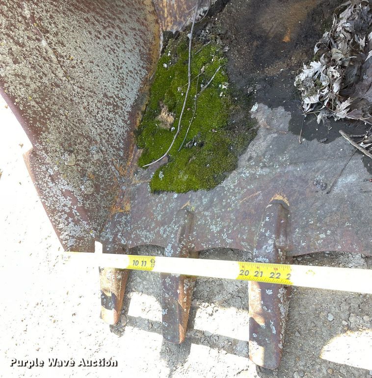 image for item LJ9579 32" W excavator bucket