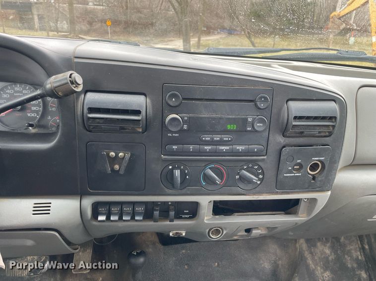 image for item LJ9595 2006 Ford F450 Super Duty XLT  flatbed truck