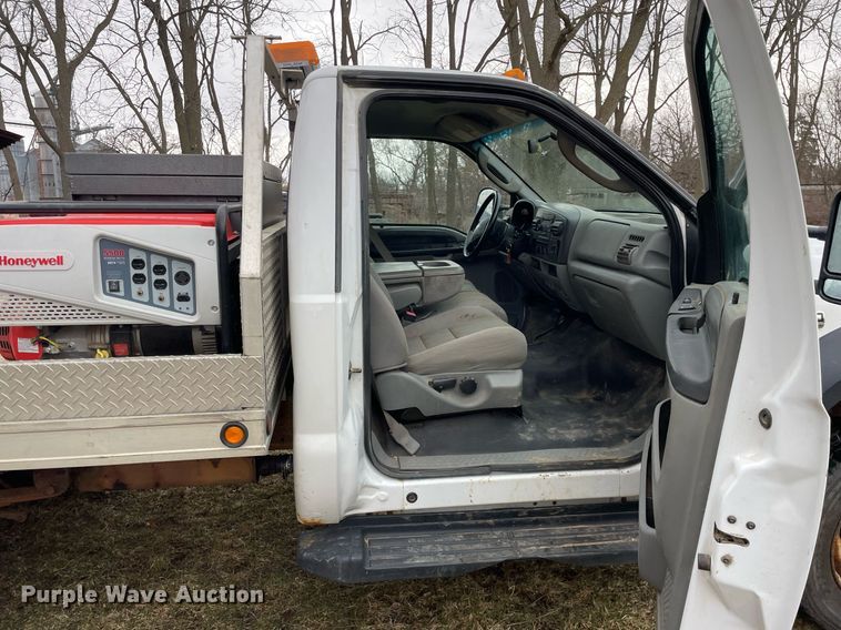 image for item LJ9595 2006 Ford F450 Super Duty XLT  flatbed truck