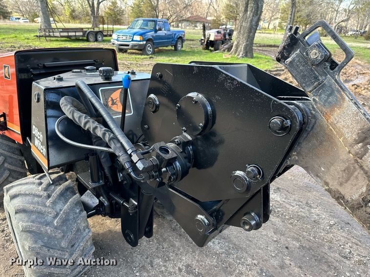 image for item LR9563 2006 Ditch Witch 410SX  trencher
