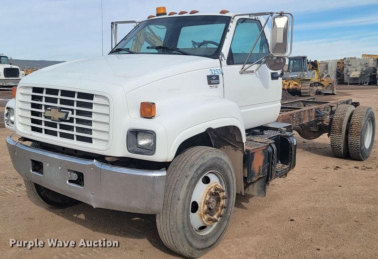 image for item LV9343 2001 Chevrolet C7H042  truck cab and chassis