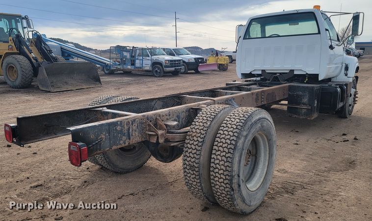 image for item LV9343 2001 Chevrolet C7H042  truck cab and chassis