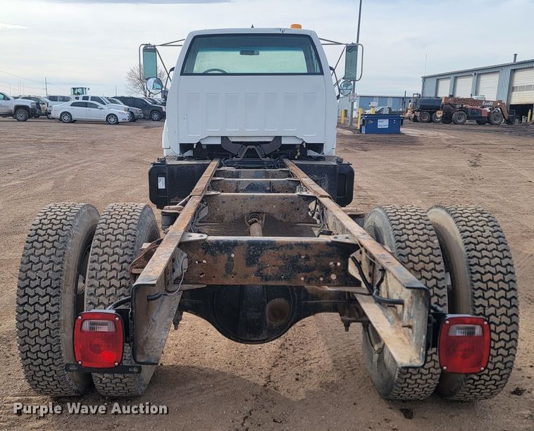 image for item LV9343 2001 Chevrolet C7H042  truck cab and chassis