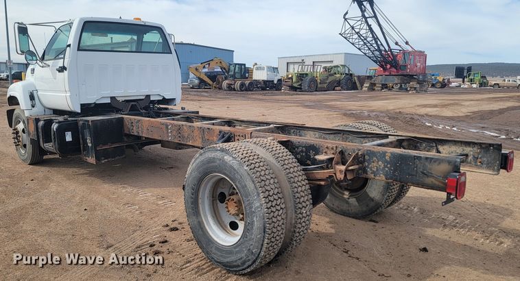 image for item LV9343 2001 Chevrolet C7H042  truck cab and chassis