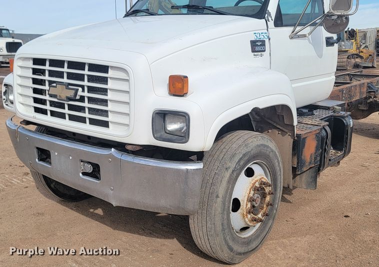 image for item LV9343 2001 Chevrolet C7H042  truck cab and chassis
