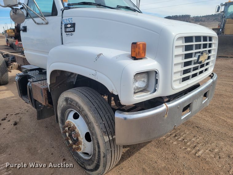 image for item LV9343 2001 Chevrolet C7H042  truck cab and chassis