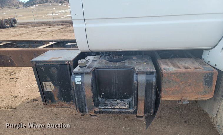 image for item LV9343 2001 Chevrolet C7H042  truck cab and chassis