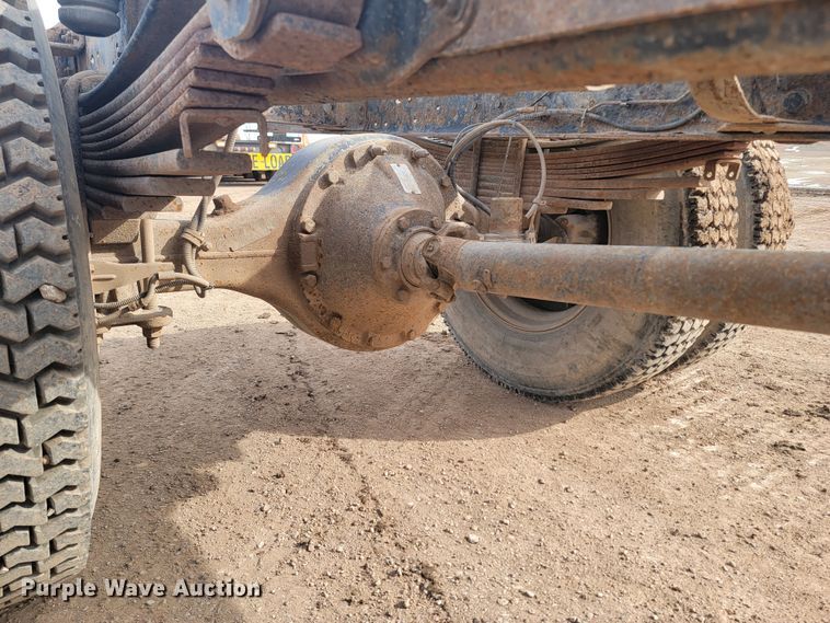 image for item LV9343 2001 Chevrolet C7H042  truck cab and chassis