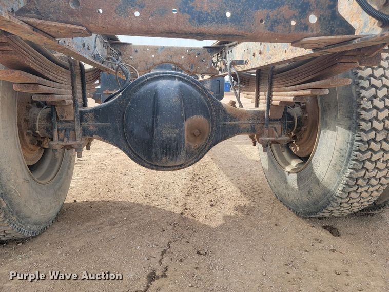 image for item LV9343 2001 Chevrolet C7H042  truck cab and chassis