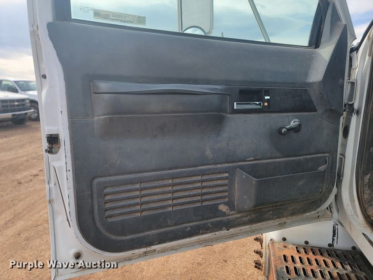 image for item LV9343 2001 Chevrolet C7H042  truck cab and chassis