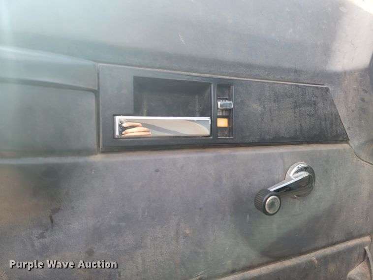 image for item LV9343 2001 Chevrolet C7H042  truck cab and chassis