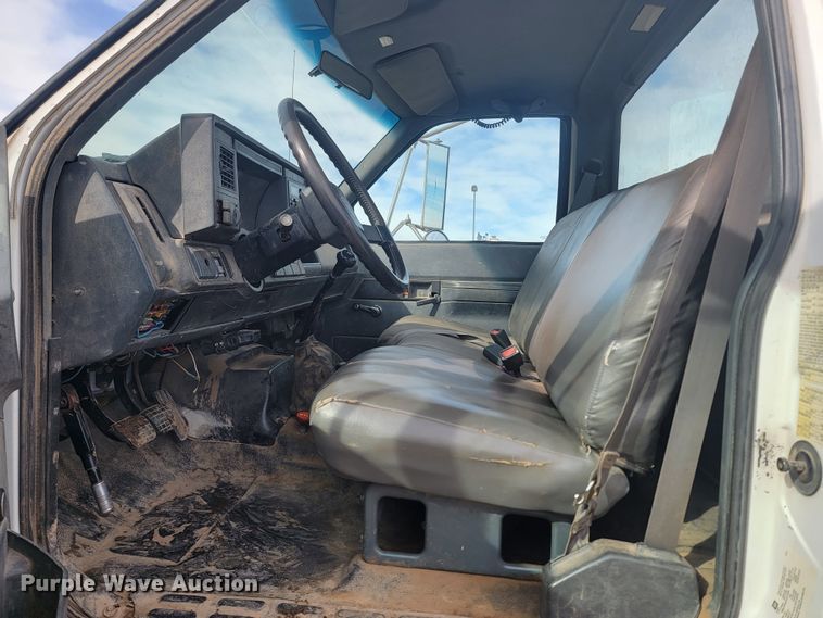 image for item LV9343 2001 Chevrolet C7H042  truck cab and chassis