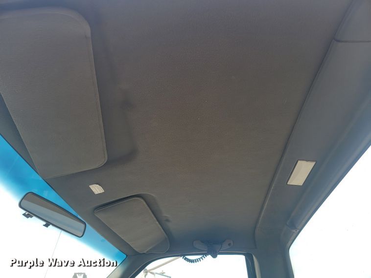 image for item LV9343 2001 Chevrolet C7H042  truck cab and chassis