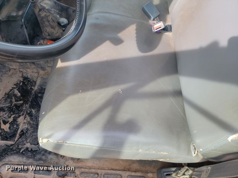 image for item LV9343 2001 Chevrolet C7H042  truck cab and chassis