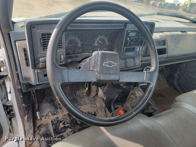 image for item LV9343 2001 Chevrolet C7H042  truck cab and chassis