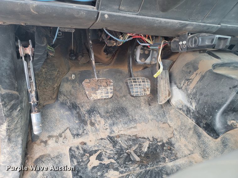 image for item LV9343 2001 Chevrolet C7H042  truck cab and chassis