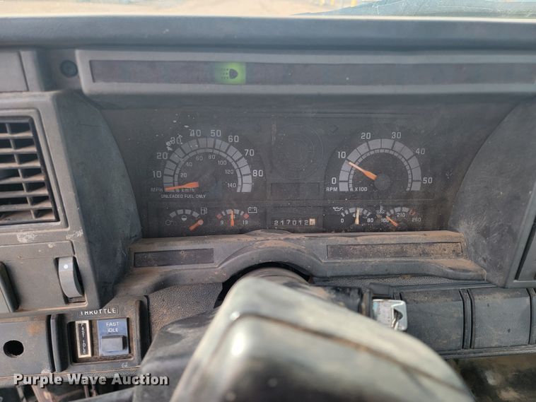 image for item LV9343 2001 Chevrolet C7H042  truck cab and chassis