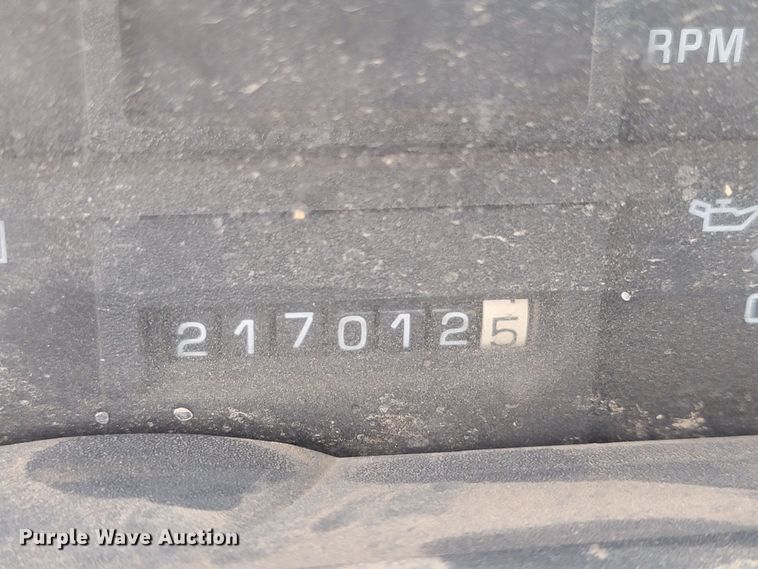 image for item LV9343 2001 Chevrolet C7H042  truck cab and chassis