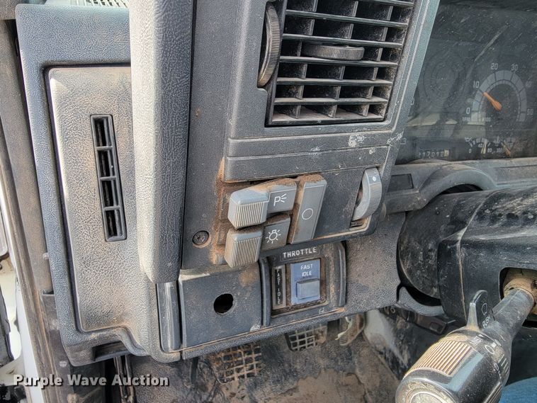 image for item LV9343 2001 Chevrolet C7H042  truck cab and chassis