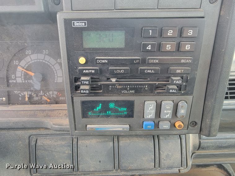 image for item LV9343 2001 Chevrolet C7H042  truck cab and chassis