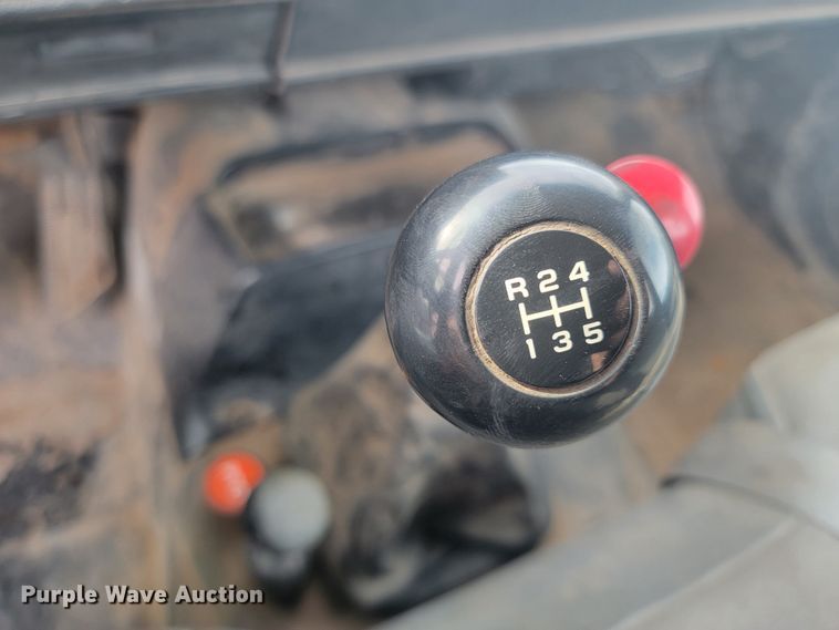 image for item LV9343 2001 Chevrolet C7H042  truck cab and chassis