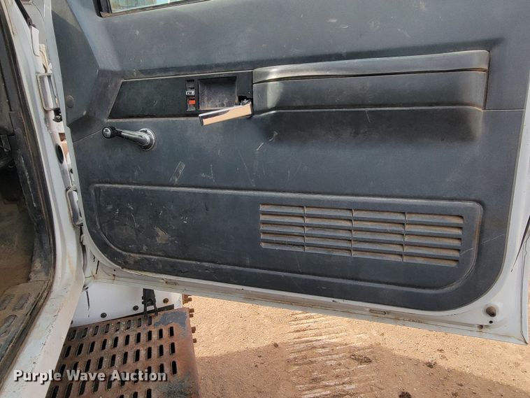 image for item LV9343 2001 Chevrolet C7H042  truck cab and chassis