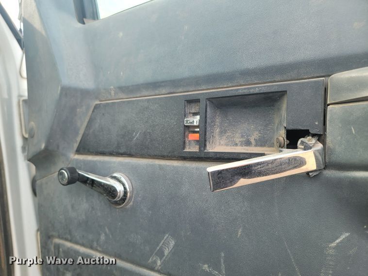 image for item LV9343 2001 Chevrolet C7H042  truck cab and chassis