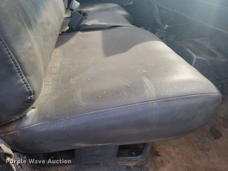 image for item LV9343 2001 Chevrolet C7H042  truck cab and chassis