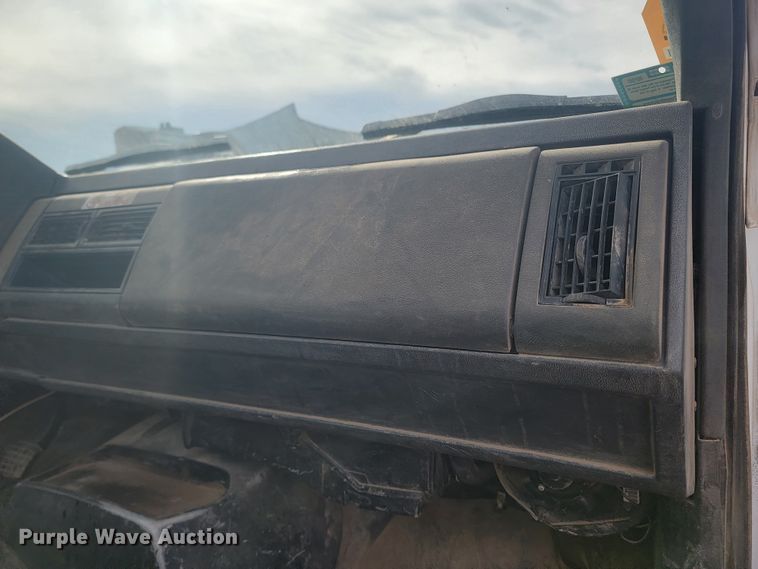 image for item LV9343 2001 Chevrolet C7H042  truck cab and chassis