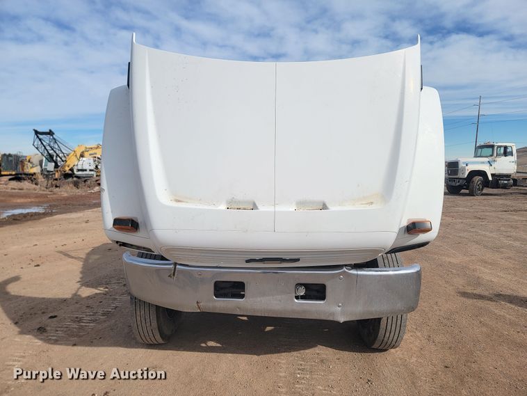 image for item LV9343 2001 Chevrolet C7H042  truck cab and chassis