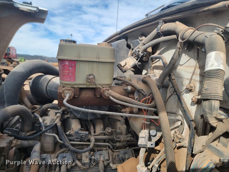 image for item LV9343 2001 Chevrolet C7H042  truck cab and chassis