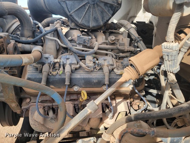 image for item LV9343 2001 Chevrolet C7H042  truck cab and chassis