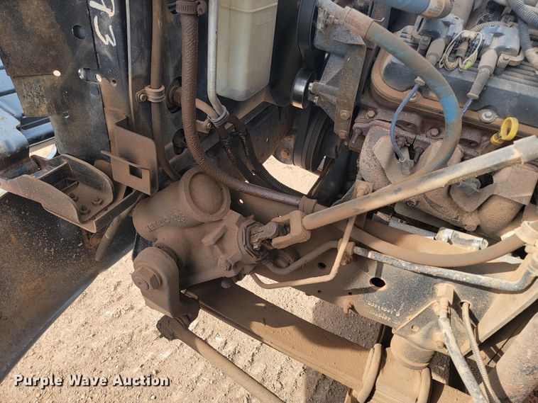 image for item LV9343 2001 Chevrolet C7H042  truck cab and chassis