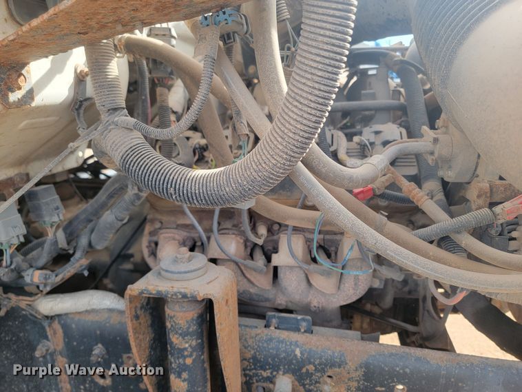 image for item LV9343 2001 Chevrolet C7H042  truck cab and chassis