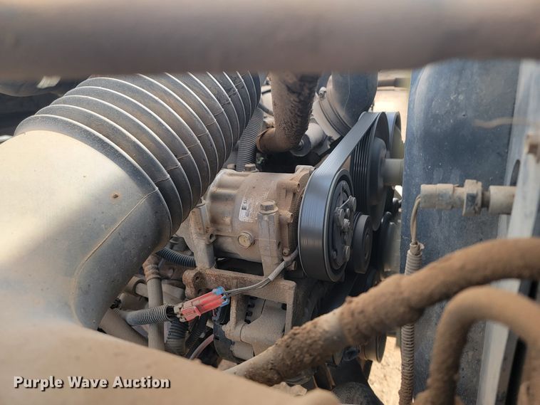 image for item LV9343 2001 Chevrolet C7H042  truck cab and chassis