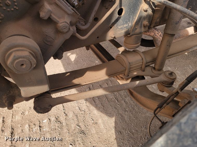 image for item LV9343 2001 Chevrolet C7H042  truck cab and chassis