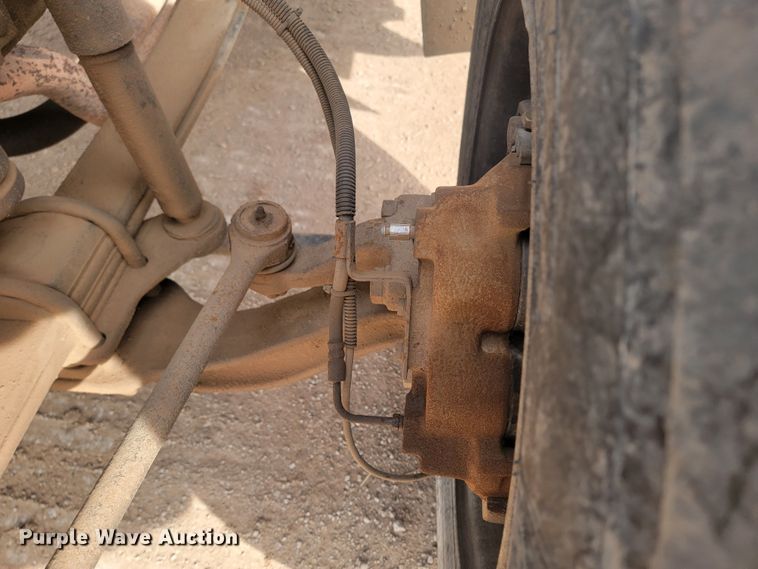 image for item LV9343 2001 Chevrolet C7H042  truck cab and chassis