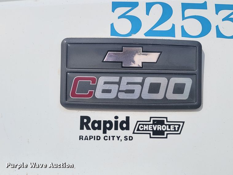 image for item LV9343 2001 Chevrolet C7H042  truck cab and chassis