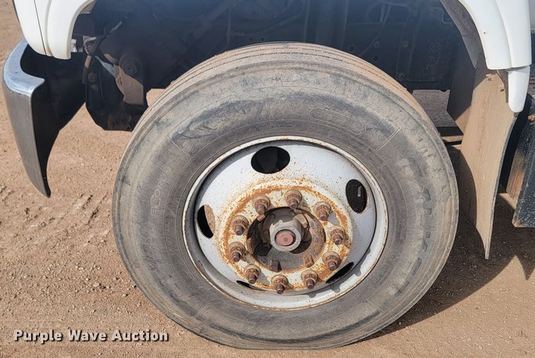 image for item LV9343 2001 Chevrolet C7H042  truck cab and chassis