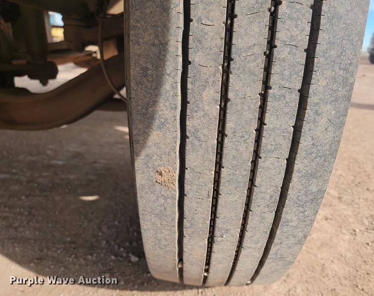 image for item LV9343 2001 Chevrolet C7H042  truck cab and chassis