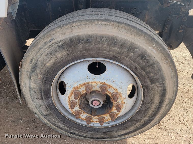 image for item LV9343 2001 Chevrolet C7H042  truck cab and chassis