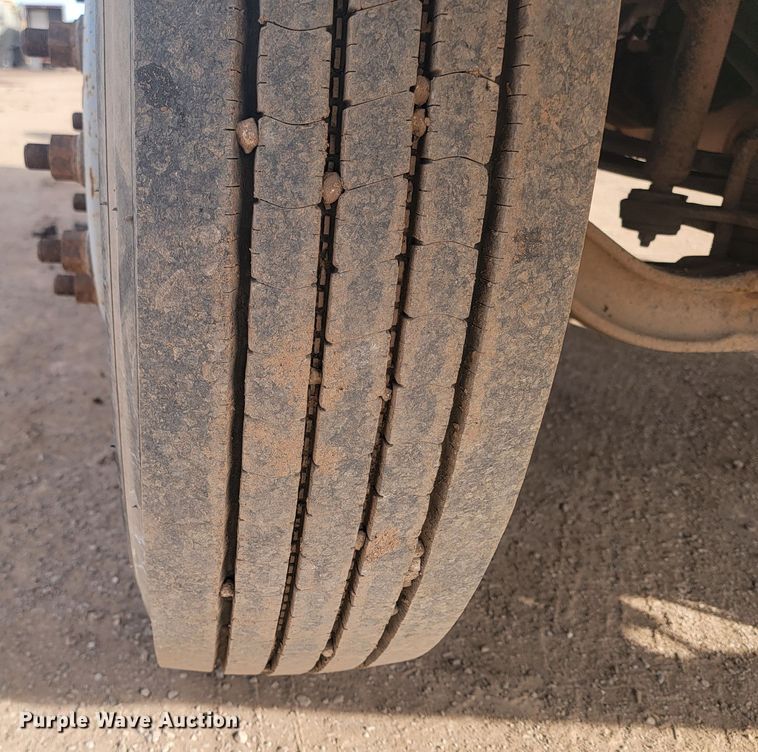 image for item LV9343 2001 Chevrolet C7H042  truck cab and chassis