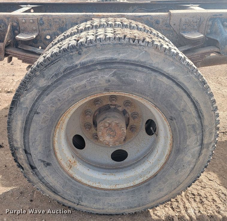 image for item LV9343 2001 Chevrolet C7H042  truck cab and chassis